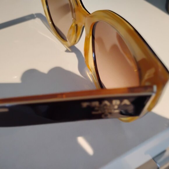 Stunning PRADA Sunglasses - Picture 8 of 8